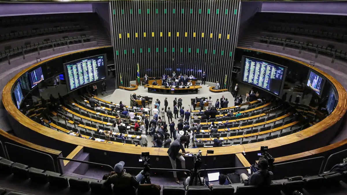 Plenário da Câmara dos Deputados durante discussão sobre limite de idade para carreiras policiais e de bombeiros.