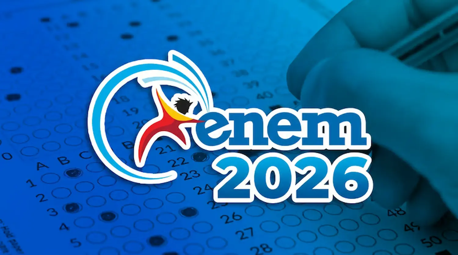 Candidato preenchendo gabarito do Enem em prova impressa.