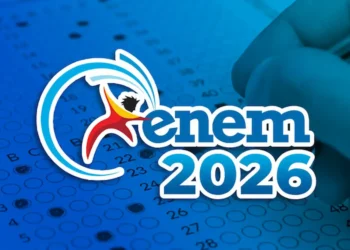 Candidato preenchendo gabarito do Enem em prova impressa.