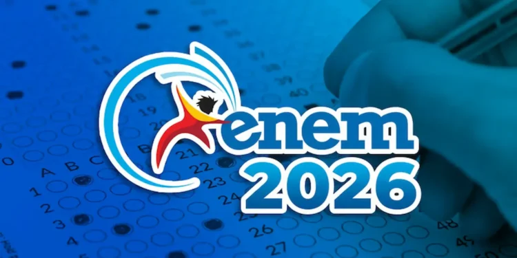 Candidato preenchendo gabarito do Enem em prova impressa.