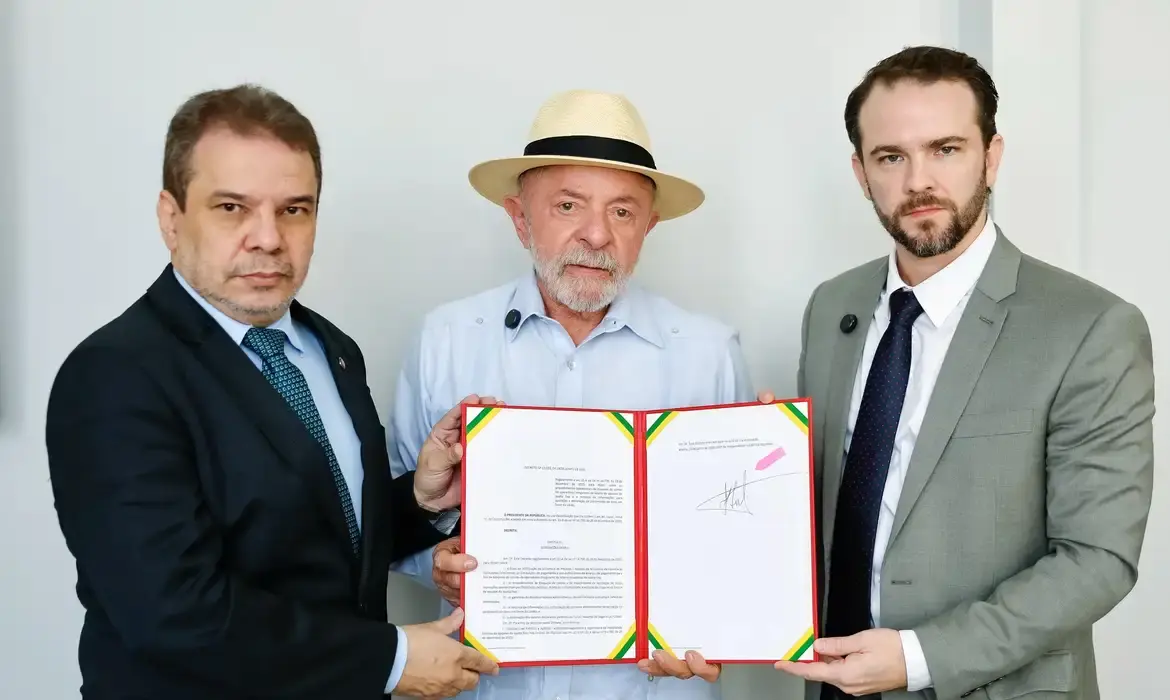 Lula assina decreto de combate a apostas ilegais em reunião com ministros Presidente Lula ao lado de ministros durante assinatura de decreto sobre bloqueio de recursos de bets ilegais.