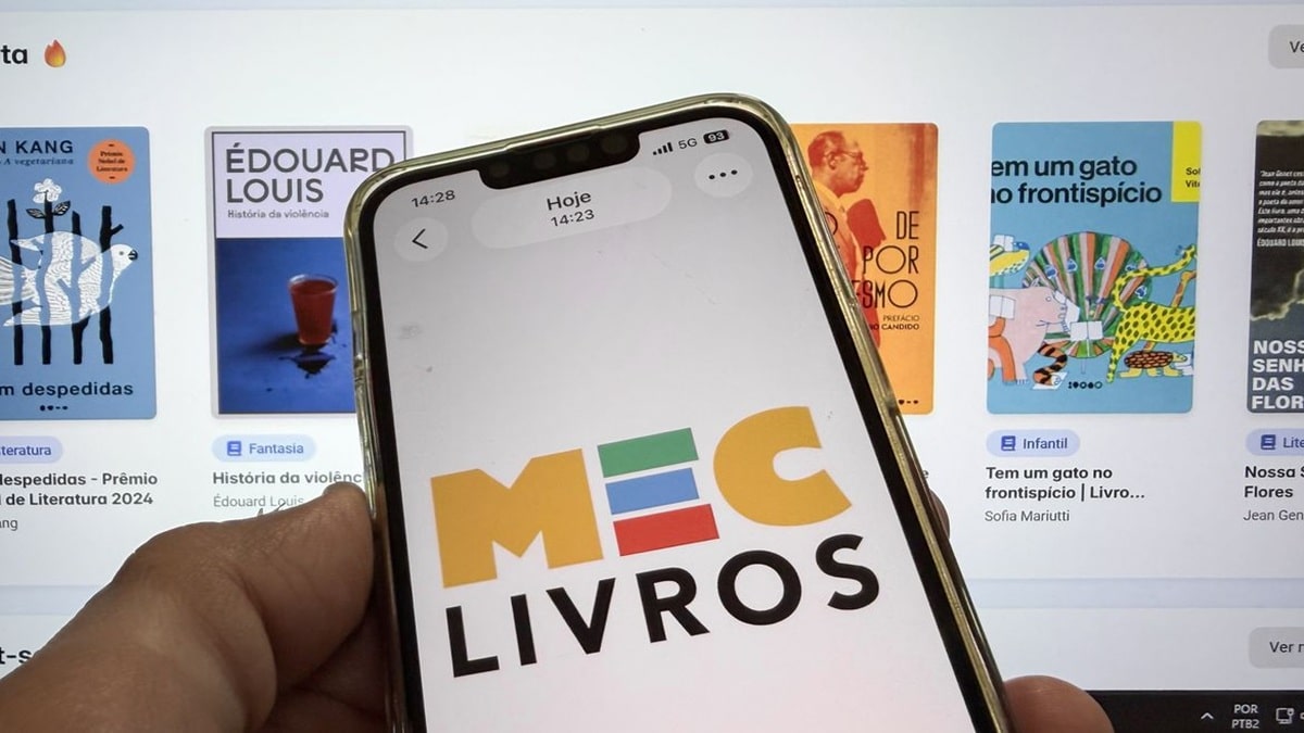 Tela de celular exibe logo do MEC Livros em frente a catálogo online de livros digitais