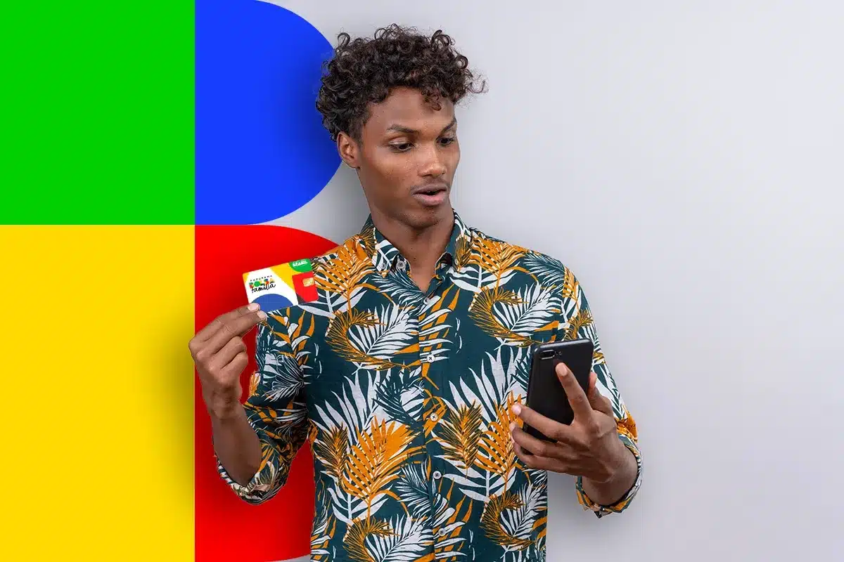 Bolsa Família - Movimentação pelo Caixa Tem Homem segura cartão do Bolsa Família e consulta o celular, representando formas de movimentar o benefício pelo Caixa Tem.