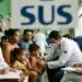 Profissionais de saúde do SUS atendendo pacientes durante mutirão, representando ação com foco em mais de 13 mil atendimentos em junho