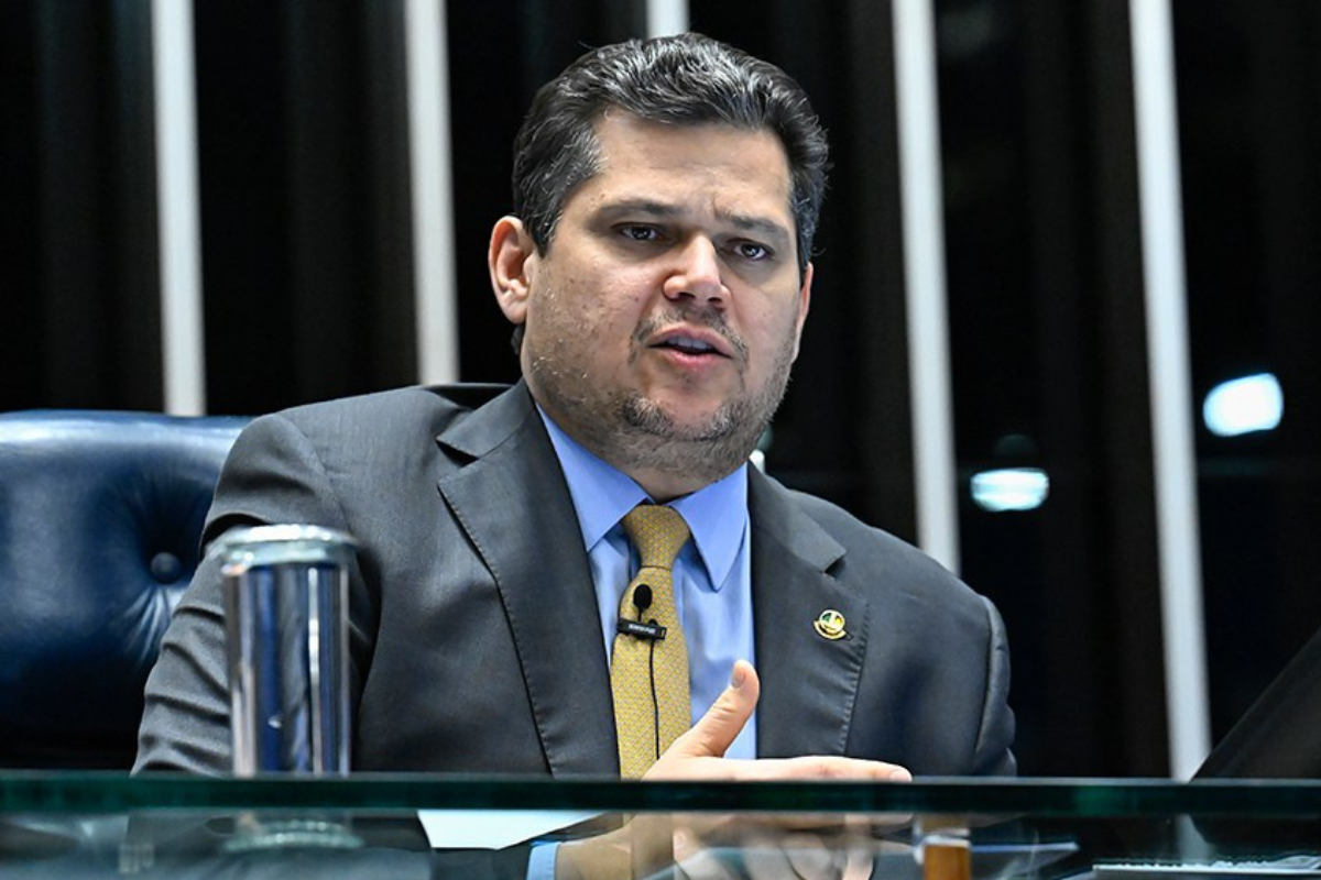 Presidente do Senado em sessão plenária relacionada à nomeação de aprovados em concurso público.