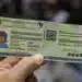 Pessoa segurando a nova carteira de identidade emitida gratuitamente pelo SAC.