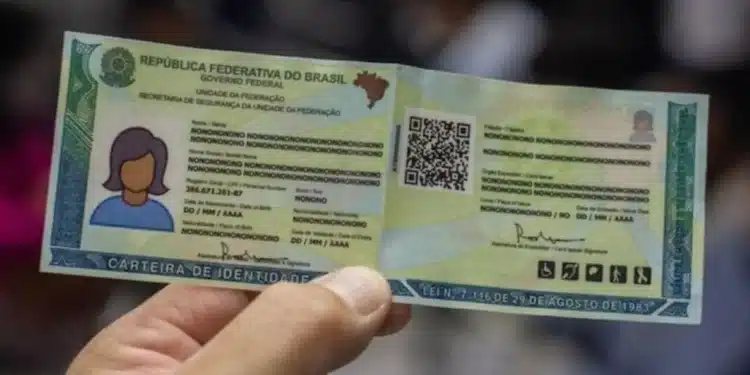 Pessoa segurando a nova Carteira de Identidade Nacional com destaque para o QR Code e elementos de validação digital.