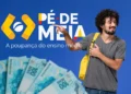 Estudante aponta para a logo do Pé-de-Meia ao lado de notas de cem reais