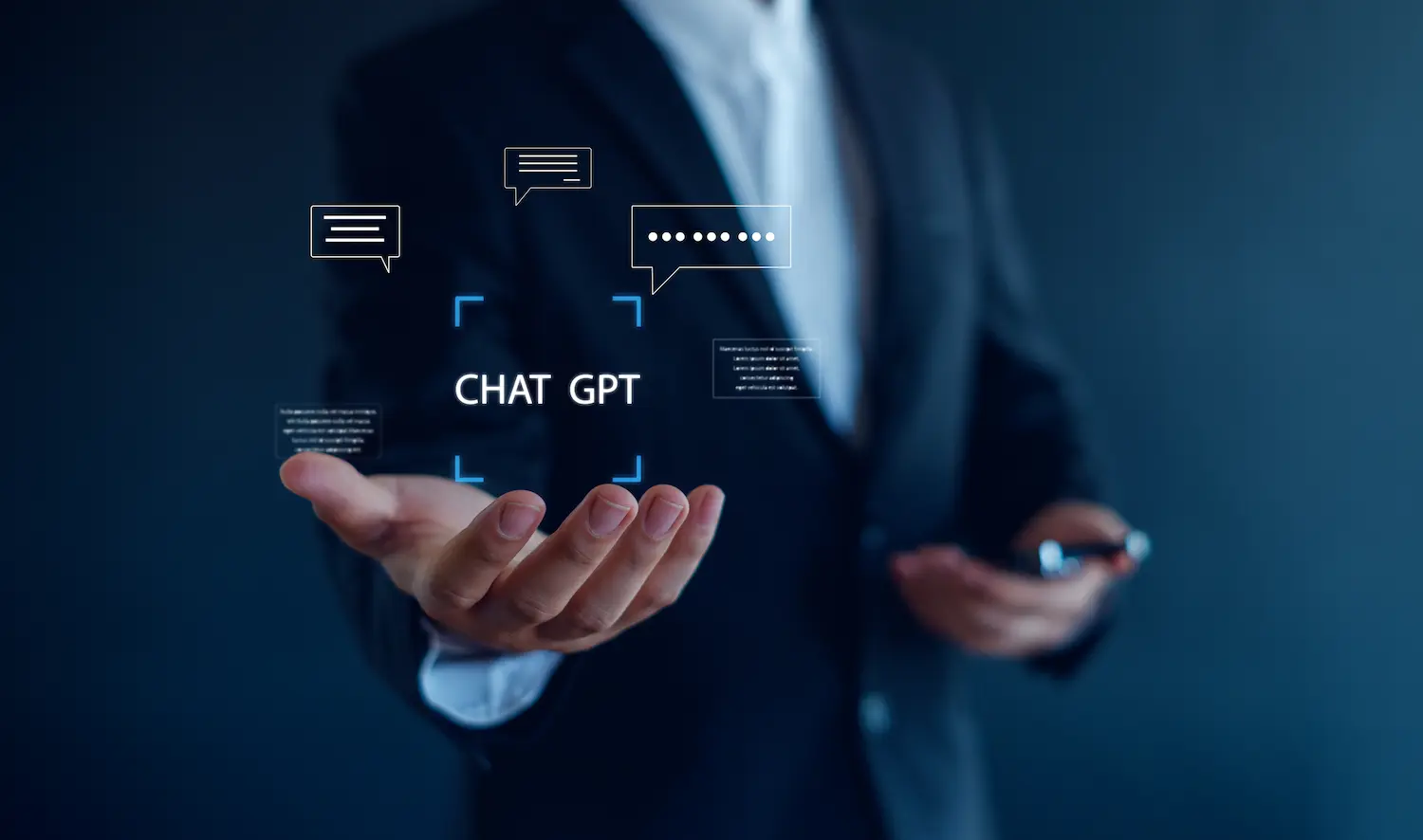 ChatGPT Profissional segurando smartphone com interface de chatbot e ícones de mensagens digitais representando o futuro modo de voz do ChatGPT.