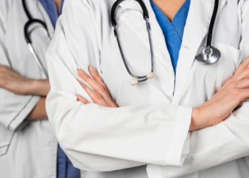 Médicos de jaleco com estetoscópio, representando novo piso salarial para médicos e dentistas aprovado em comissão do Senado.