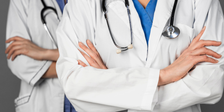Médicos de jaleco com estetoscópio, representando novo piso salarial para médicos e dentistas aprovado em comissão do Senado.