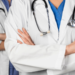 Médicos de jaleco com estetoscópio, representando novo piso salarial para médicos e dentistas aprovado em comissão do Senado.