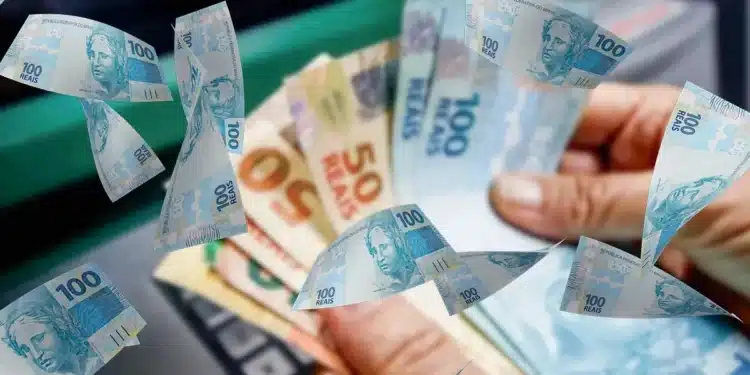 Pessoa segurando notas de real, ilustrando novo saque de R$ 6.220 liberado pela Caixa para quem tem direito ao valor.