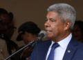 Autoridade pública discursando em cerimônia com presença de integrantes das forças de segurança ao fundo.