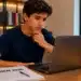Estudante consultando no notebook os novos prazos do cronograma do Enem 2026