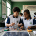 Dois estudantes de escola estadual de MG analisam painel solar com multímetros na Olimpíada de Eficiência Energética 2026.