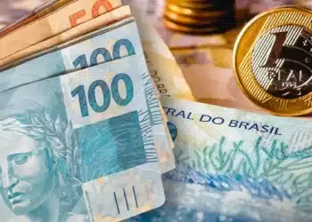 Cédulas de real e moeda brasileira ilustrando os pagamentos do programa Pé-de-Meia em junho, com início previsto para o dia 29.