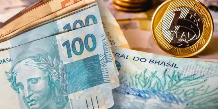 Cédulas de real e moeda brasileira ilustrando os pagamentos do programa Pé-de-Meia em junho, com início previsto para o dia 29.