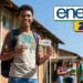 Estudante em frente à escola segurando dinheiro e cartão do Pé-de-Meia, com destaque para o Enem 2026.