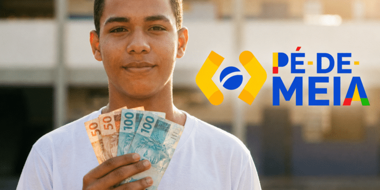 Estudante segura notas de R$ 50 e R$ 100 diante da escola, representando o pagamento do Pé-de-Meia