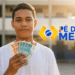 Estudante segura notas de R$ 50 e R$ 100 diante da escola, representando o pagamento do Pé-de-Meia