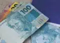 Cédulas de dinheiro representando o pagamento do programa Pé-de-Meia em junho para estudantes da rede pública.