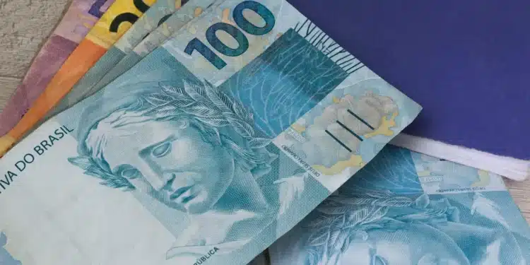 Cédulas de dinheiro representando o pagamento do programa Pé-de-Meia em junho para estudantes da rede pública.