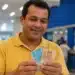 Trabalhador brasileiro conferindo cédulas de reais, simbolizando pagamento de até R$ 3.981 do PIS/Pasep em junho