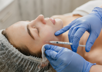 Aplicação de botox no rosto durante procedimento estético.