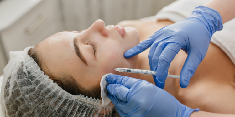 Aplicação de botox no rosto durante procedimento estético.