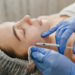 Aplicação de botox no rosto durante procedimento estético.