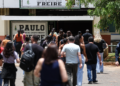 Participantes chegando ao local de aplicação da Prova Nacional Docente, representando a PND 2026.