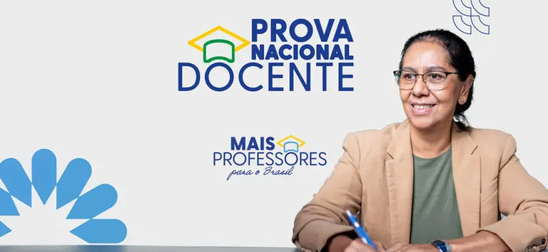 Imagem oficial da Prova Nacional Docente 2026, com professora sentada à mesa e logotipo do programa ao fundo.