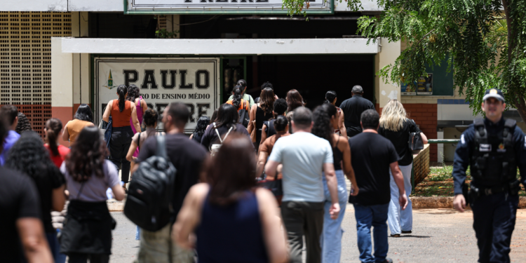 Participantes chegando ao local de aplicação da Prova Nacional Docente, representando a PND 2026.