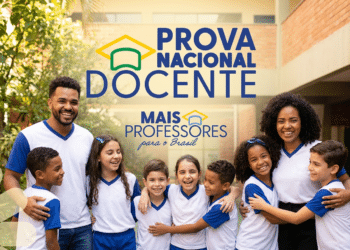 Educadores ao lado de alunos uniformizados em pátio escolar com a logomarca da Prova Nacional Docente em destaque.