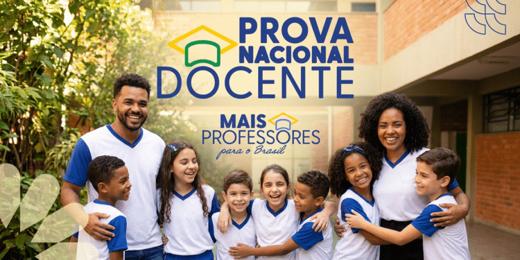 Educadores ao lado de alunos uniformizados em pátio escolar com a logomarca da Prova Nacional Docente em destaque.