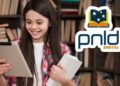 Estudante sorridente lê em tablet ao lado da logomarca do PNLD Digital em biblioteca repleta de livros