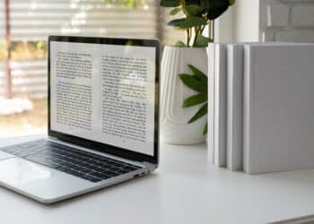 Notebook exibe página de livro digital representando o acervo da PNLD Digital