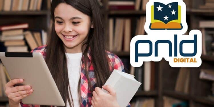 Estudante sorridente lê em tablet ao lado da logomarca do PNLD Digital em biblioteca repleta de livros