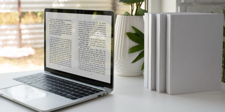 Notebook exibe página de livro digital representando o acervo da PNLD Digital