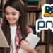 Estudante sorridente lê em tablet ao lado da logomarca do PNLD Digital em biblioteca repleta de livros