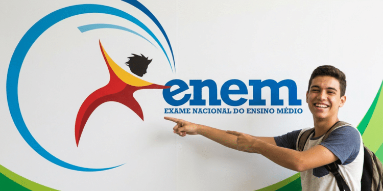 Estudante sorridente com mochila aponta para o logotipo do Enem em um painel