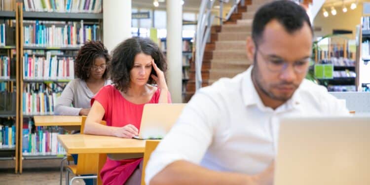 Faculdades têm até esta segunda-feira (15) para aderir ao Fies do segundo semestre. Imagem: Magnific