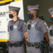Três policiais militares de São Paulo, uniformizados e com coletes, em evento oficial do governo estadual