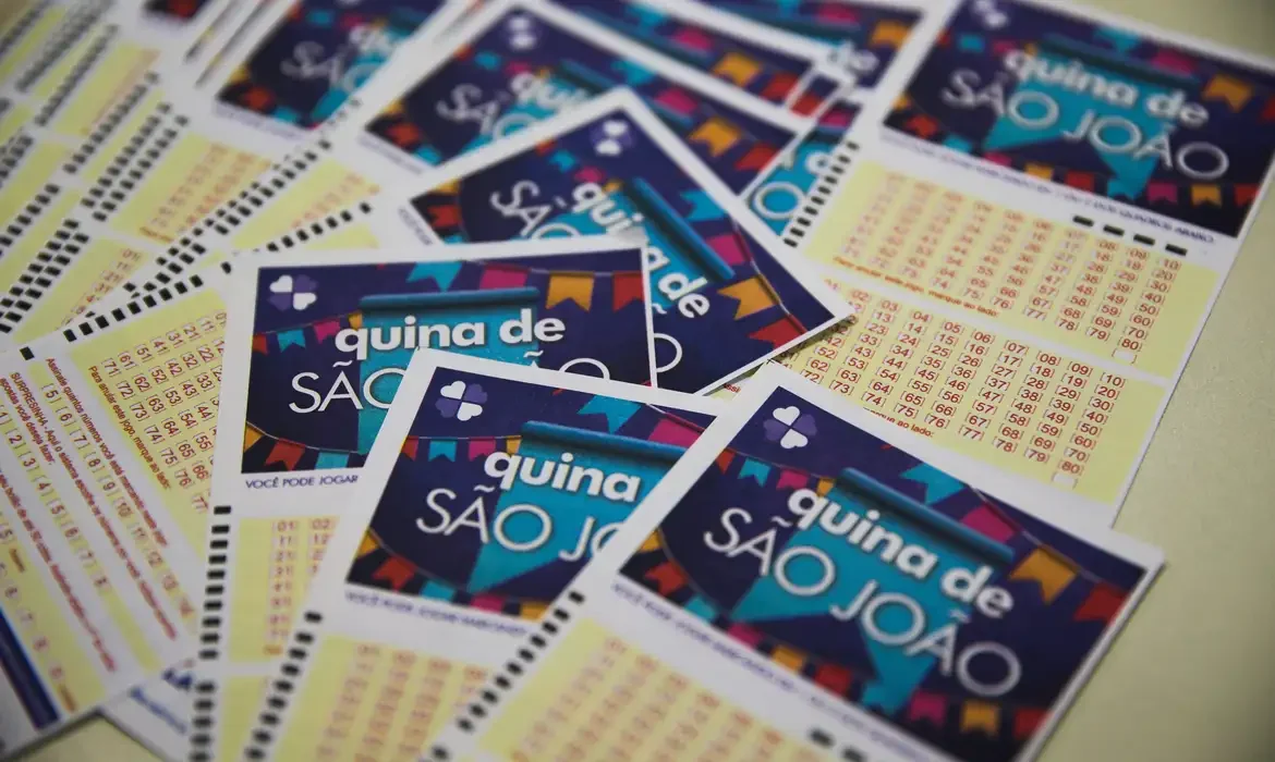 Quina de São João - Probabilidades de acerto Cartelas da Quina de São João exibindo informações sobre apostas e representando as probabilidades de acerto.