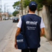 Agente do IBGE fardado caminha pela rua, representando seleção com mais de 1.400 vagas e inscrições abertas.