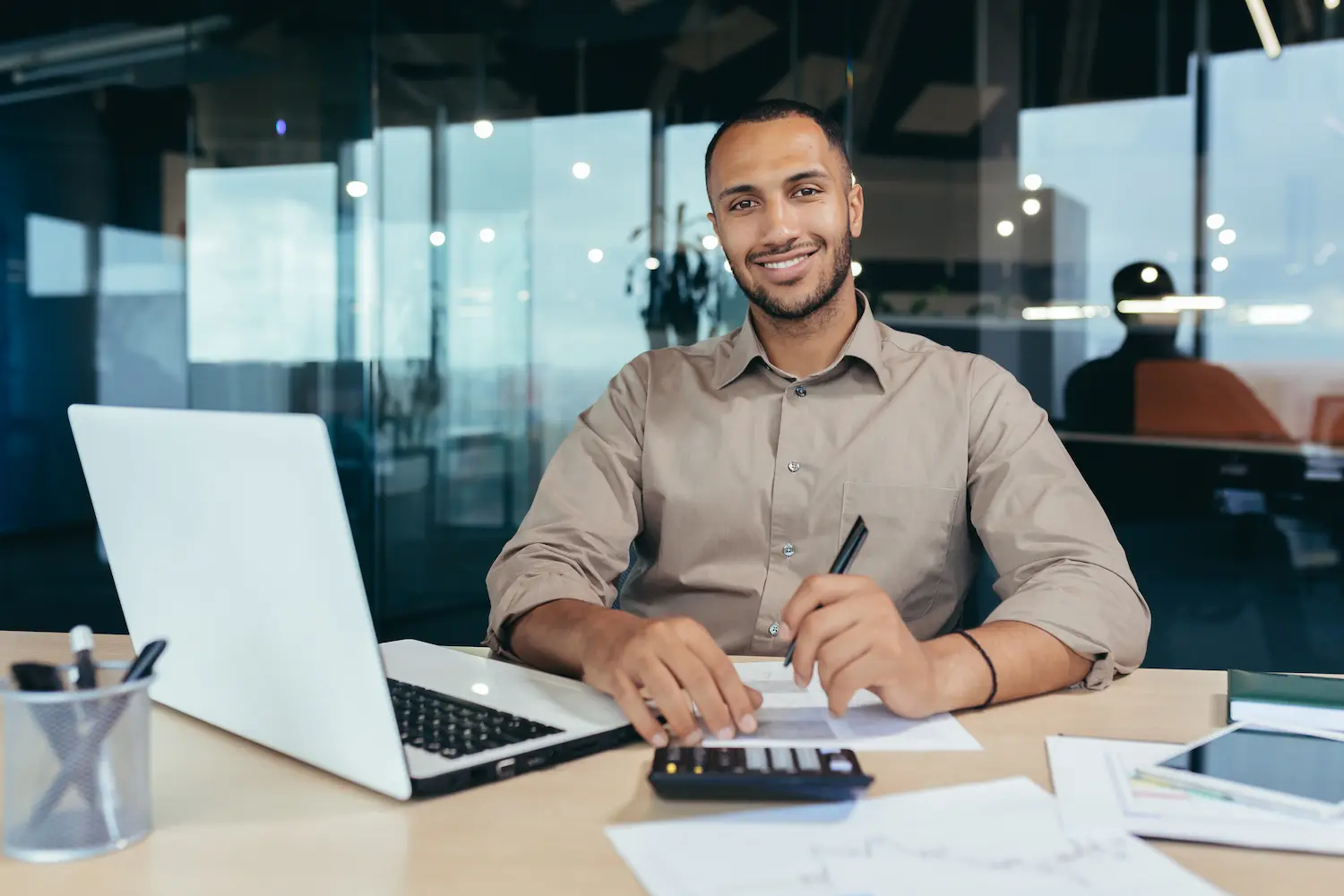 Profissional de contabilidade analisando documentos financeiros em ambiente corporativo moderno, simbolizando gestão estratégica empresarial.