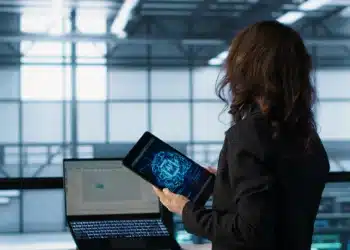 Profissional analisando tecnologia de inteligência artificial em ambiente corporativo moderno, simbolizando novas carreiras com altos salários.