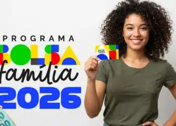Mulher brasileira segurando cartão do Bolsa Família com cédulas de real simbolizando pagamento de R$ 1.000 em 2026