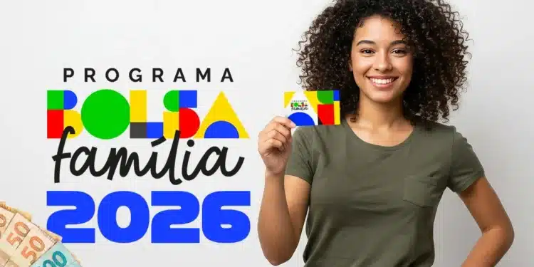 Mulher brasileira segurando cartão do Bolsa Família com cédulas de real simbolizando pagamento de R$ 1.000 em 2026